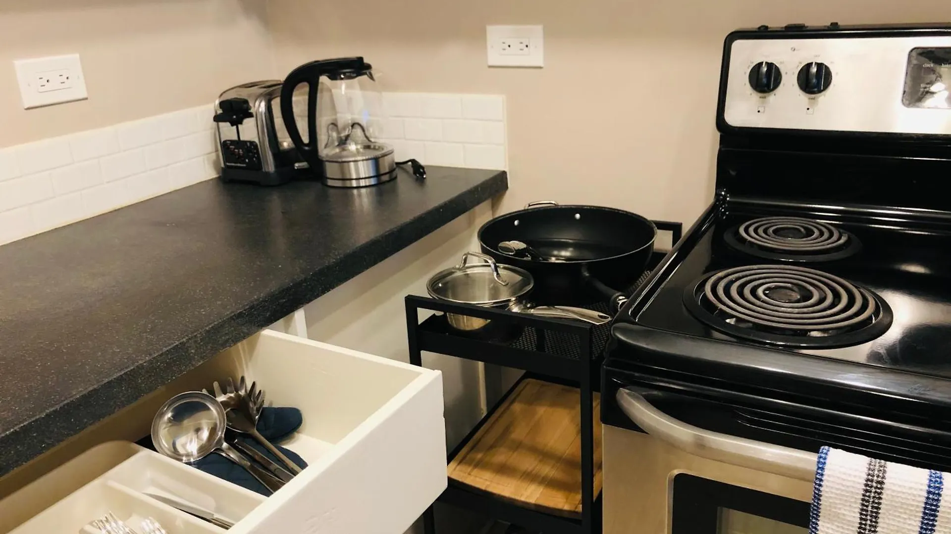 6Th Floor 2 Bedroom Condo With Parking Calgary 0*,  Canada