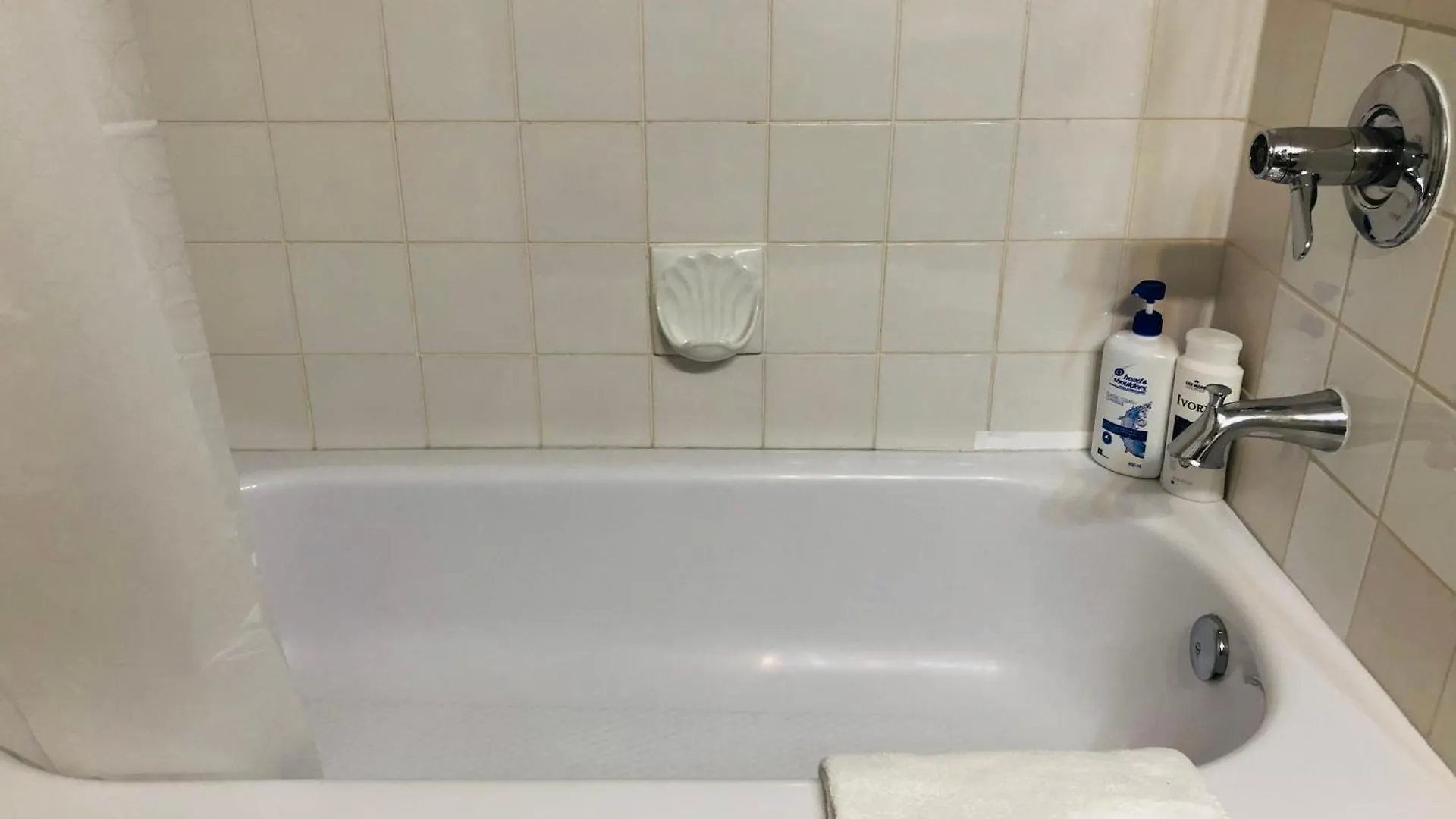 6Th Floor 2 Bedroom Condo With Parking Calgary Apartment