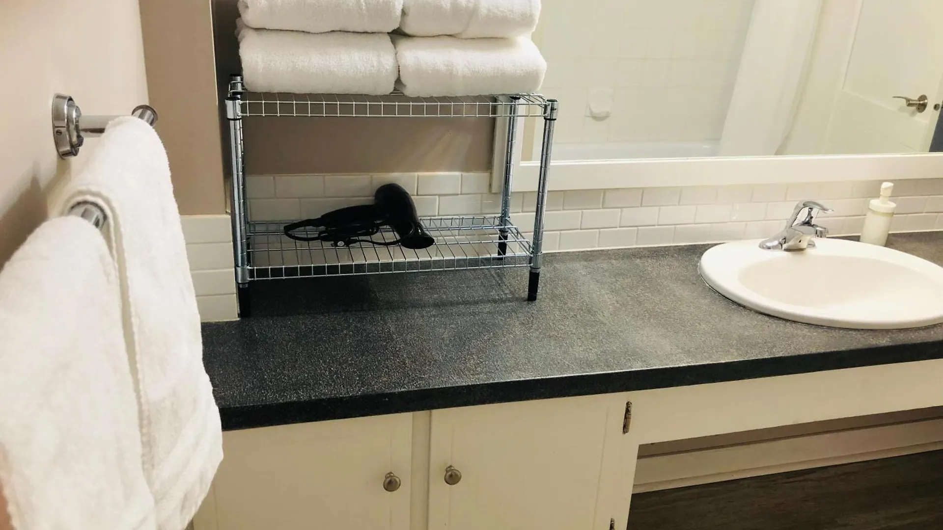 6Th Floor 2 Bedroom Condo With Parking Calgary 0*,